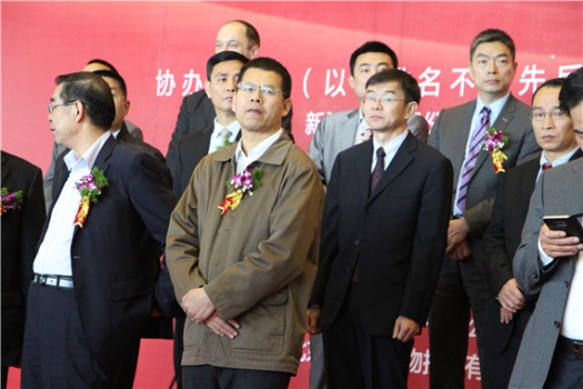 開(kāi)幕式臺(tái)上唯一穿夾克的先生_副本.jpg
