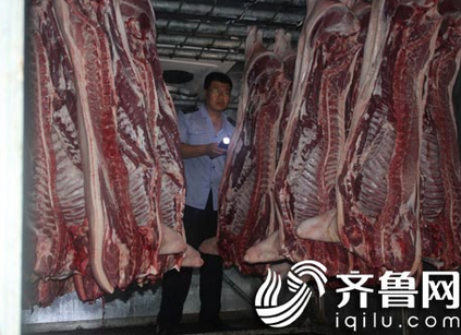 張店食藥監(jiān)局凌晨突擊檢查“注水豬肉”