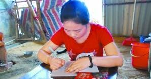 為救媽媽堅(jiān)強(qiáng)女孩輟學(xué)養(yǎng)豬
